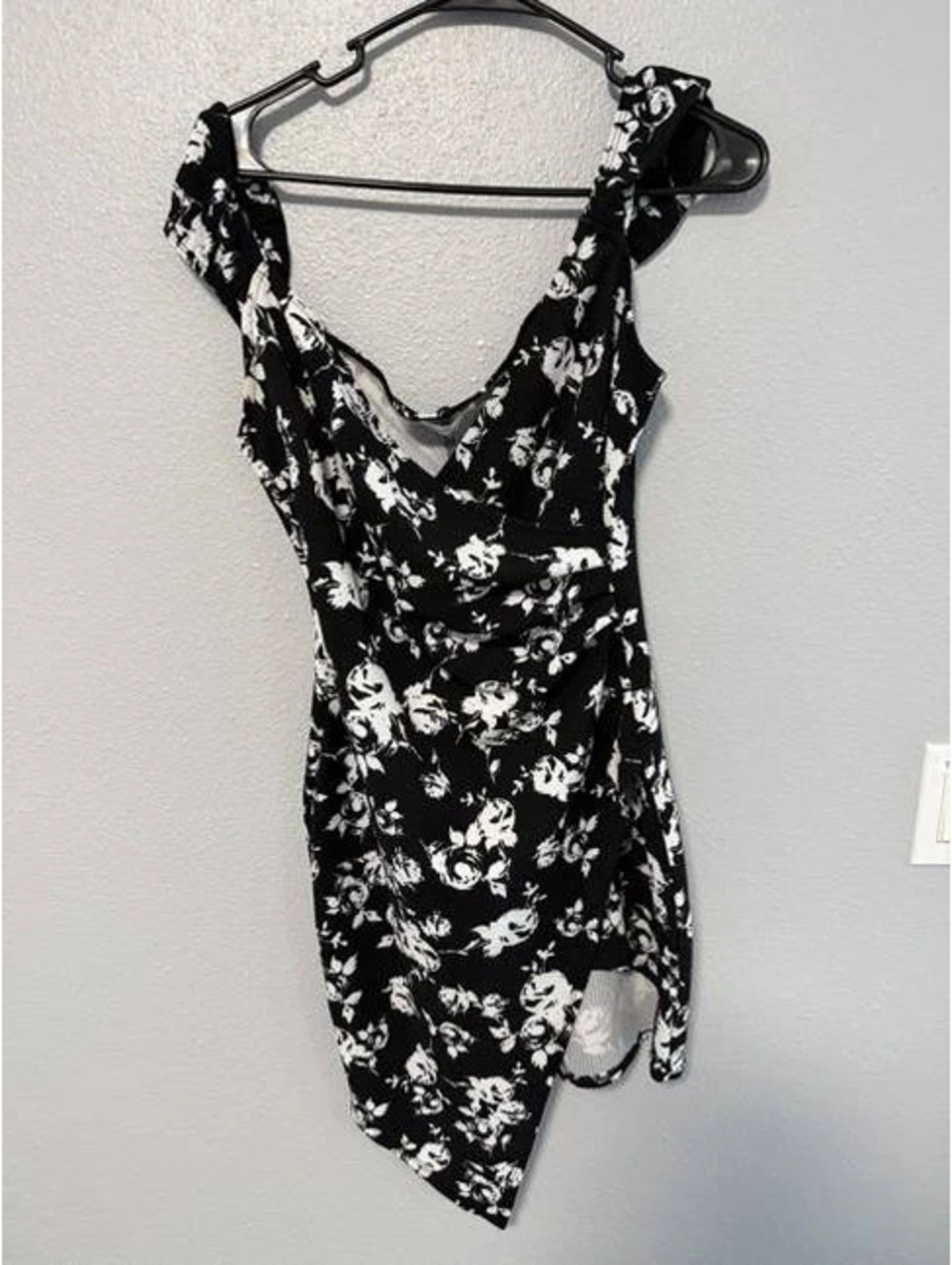 #6152 Emerald Sundae Black White Floral Romper Size M